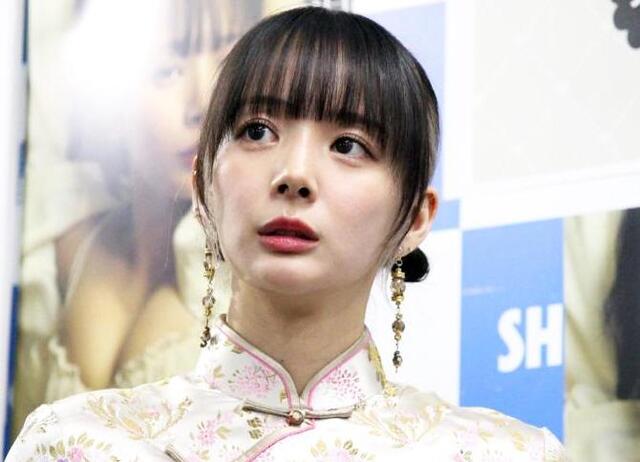 岡田紗佳　衝撃のくっきりタイトコーデ