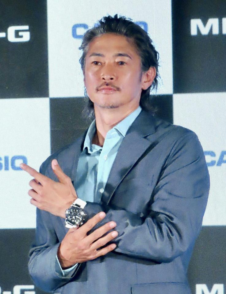 クールに決める窪塚洋介