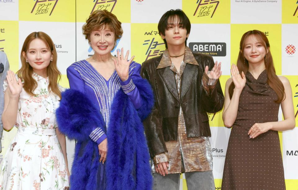 手を振る（左から）畑芽育、小林幸子、山下幸輝、森香澄（撮影・佐々木彰尚）