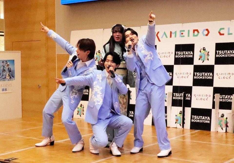 デビュー記念イベントを開催したミスタートロットジャパンの（左から）Ｍａｓａｔｏ、島憂樹、風水ノ里恒彦、牛島隆太