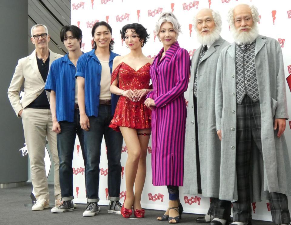舞台衣装で登場した（左から）ジェリー・ミッチェル氏、水江建太、松下優也、礼真琴、柚希礼音、大澄賢也、東山義久