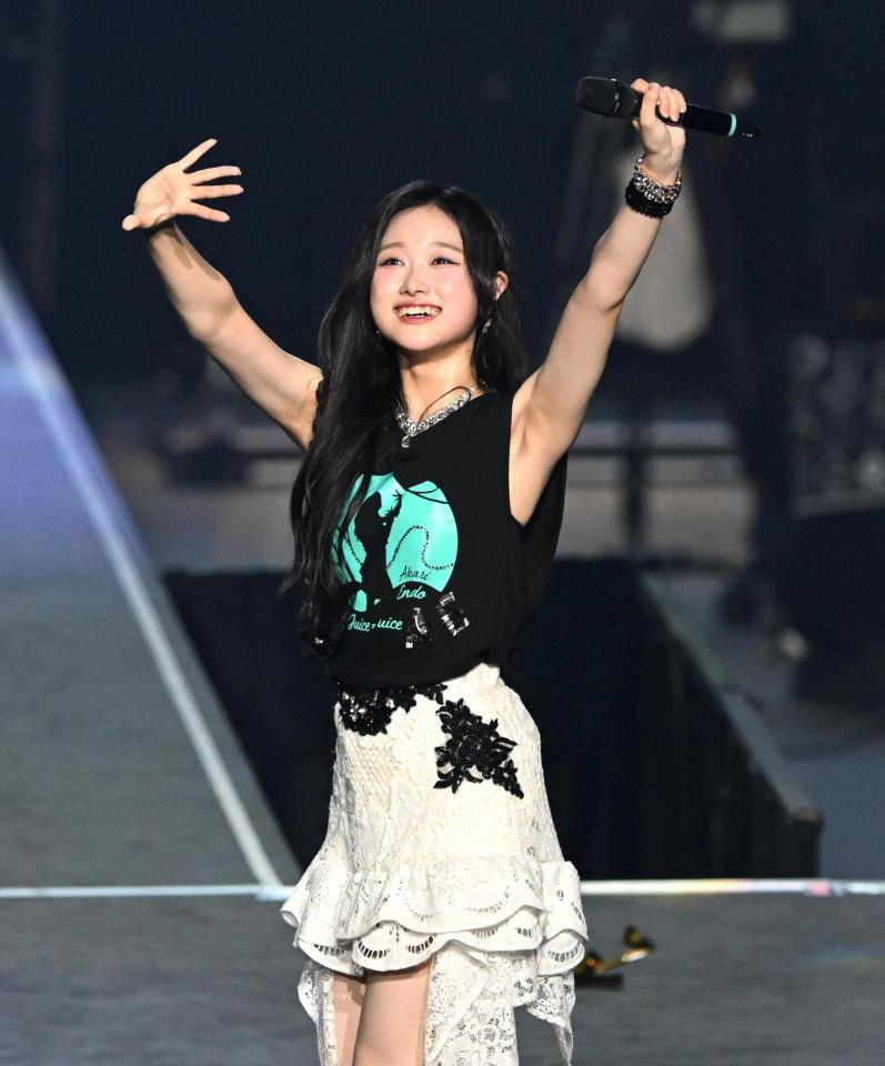 アンコールで声援に応える遠藤彩加里（撮影・堀内翔）