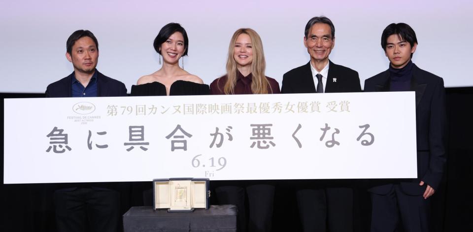 笑顔の（左から）濱口竜介監督、岡本多緒、ヴィルジニー・エフィラ、長塚京三、黒崎煌代（撮影・金田祐二）