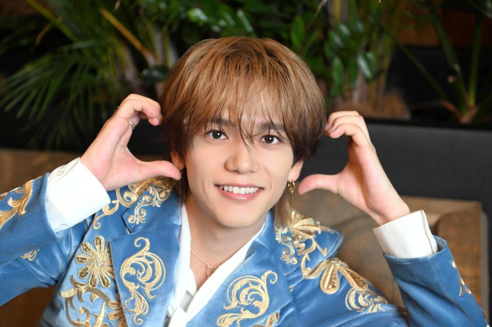 笑顔でポーズをとるＦＡＮＴＡＳＴＩＣＳの中島颯太（撮影・堀内翔）