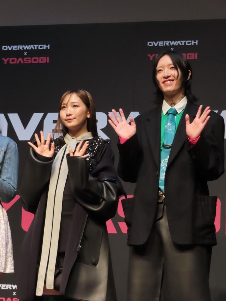 イベントに出席したＹＯＡＳＯＢＩのｉｋｕｒａ（左）とＡｙａｓｅ