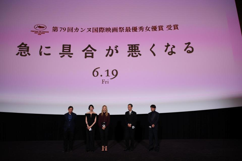 （左から）濱口竜介監督、岡本多緒、ヴィルジニー・エフィラ、長塚京三、黒崎煌代＝２７日