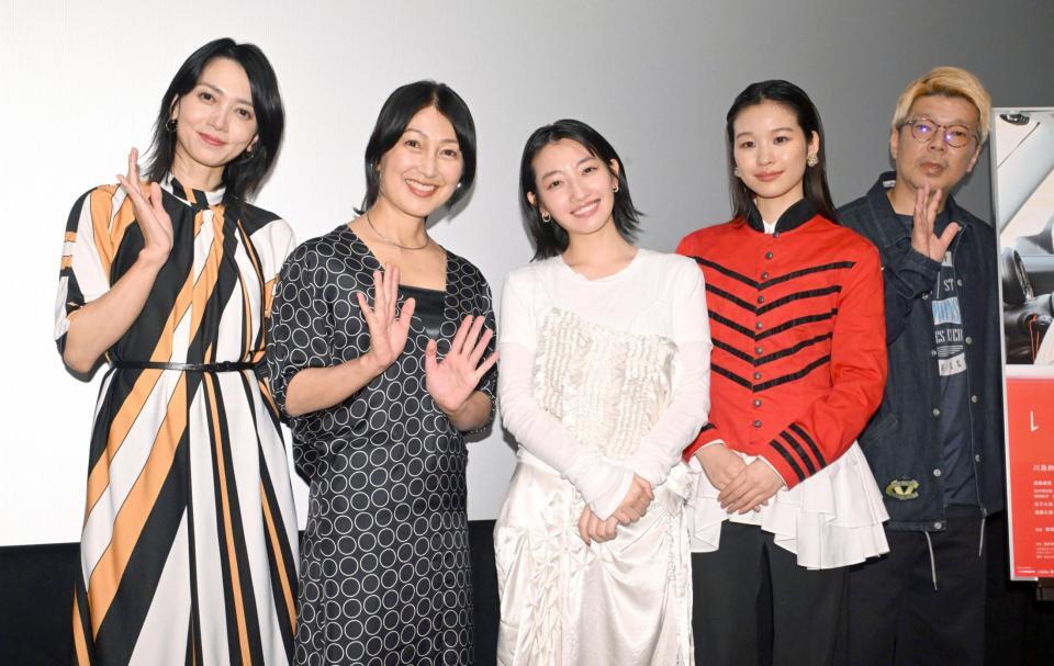 （左から）遠藤久美子、鶴田真由、川島鈴遥、森田想、横尾初喜監督＝２３日
