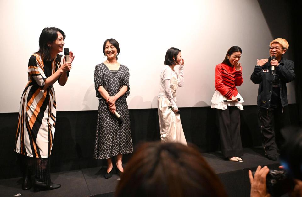 息の合ったトークを披露した遠藤久美子（左端）と横尾初喜監督（右端）＝２３日