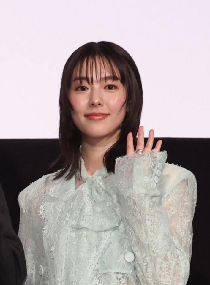 舞台あいさつする唐田えりか＝２５日