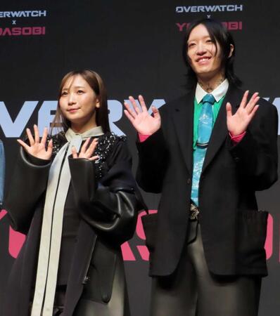 　手を振るＹＯＡＳＯＢＩのｉｋｕｒａ（左）とＡｙａｓｅ