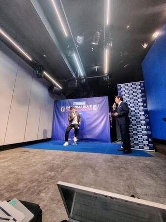 宮下パーク「ＳＡＭＵＲＡＩ　ＢＬＵＥ　３Ｄ　ＥＸＰＥＲＩＥＮＣＥ」オープニングイベントでＭＣを務めたジョンカビラ（右）と日本サッカー協会の宮本恒靖会長