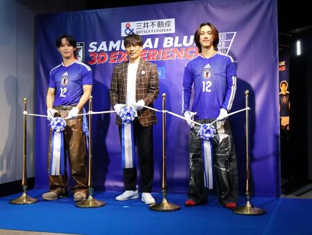 宮下パーク「ＳＡＭＵＲＡＩ　ＢＬＵＥ　３Ｄ　ＥＸＰＥＲＩＥＮＣＥ」オープンのテープカットを行った（左から）與那城奨、宮本恒靖氏、池﨑理人