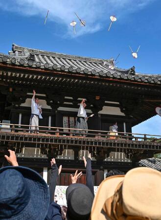 　奈良市の唐招提寺で行われた伝統行事「うちわまき」