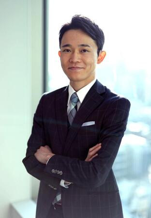 ポーズをとるテレビ東京の武田健太アナウンサー（撮影・石井剣太郎）