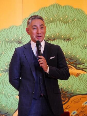 報道陣の取材に応じた市川團十郎