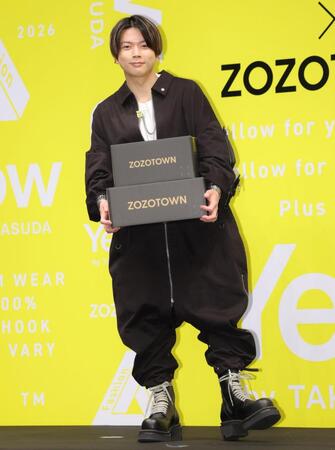 自らプロデュースした服を着て笑顔の増田貴久（撮影・吉澤敬太）