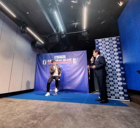 イベントでＭＣを務めたジョンカビラ（右）と日本サッカー協会の宮本恒靖会長＝２８日