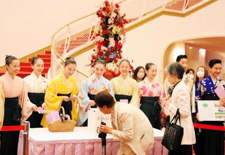 募金を呼びかける宝塚音楽学校の生徒ら