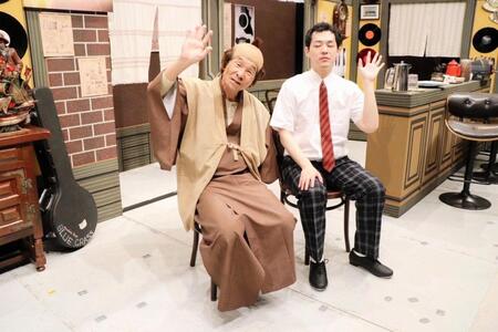 公演後に取材に応じた間寛平（左）、濱田祐太郎