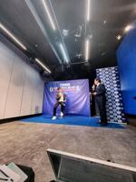 宮下パーク「ＳＡＭＵＲＡＩ　ＢＬＵＥ　３Ｄ　ＥＸＰＥＲＩＥＮＣＥ」オープニングイベントでＭＣを務めたジョンカビラ（右）と日本サッカー協会の宮本恒靖会長