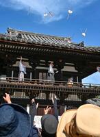 　奈良市の唐招提寺で行われた伝統行事「うちわまき」