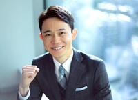 ポーズをとるテレビ東京の武田健太アナウンサー（撮影・石井剣太郎）