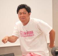 全力でギャグ「マッチョマン」を披露する尾形貴弘
