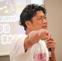 登場からサンキューを披露する尾形貴弘