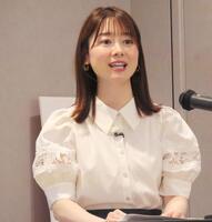 会見に出席した仙台放送の飯田菜奈アナウンサー