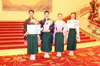 募金活動を行った宝塚音楽学校本科生の（左から）青木さらさん、西手凜佳さん、廣田栞さん、稲田花怜さん