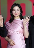 笑顔で手を振る吉高由里子（撮影・金田祐二）