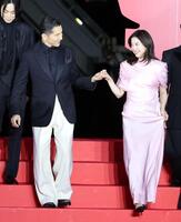 本木雅弘のエスコートに笑顔の吉高由里子（撮影・金田祐二）