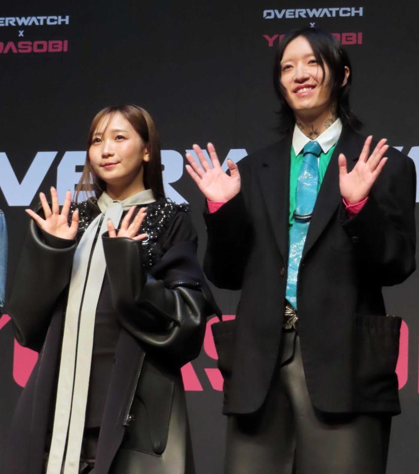　手を振るＹＯＡＳＯＢＩのｉｋｕｒａ（左）とＡｙａｓｅ