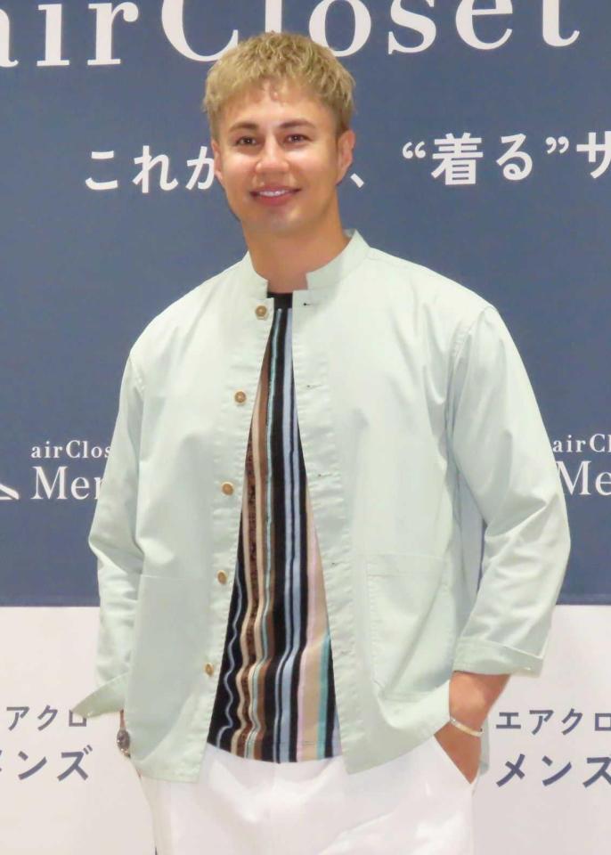 　ポーズを決めるユージ