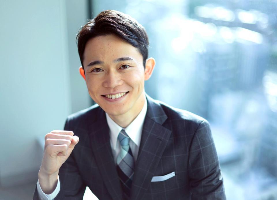 ポーズをとるテレビ東京の武田健太アナウンサー（撮影・石井剣太郎）