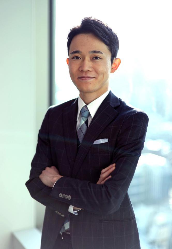 ポーズをとるテレビ東京の武田健太アナウンサー（撮影・石井剣太郎）