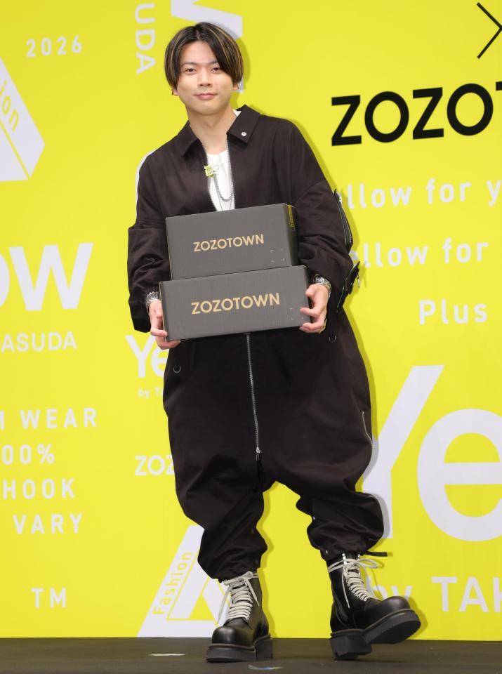 自らプロデュースした服を着て笑顔の増田貴久（撮影・吉澤敬太）