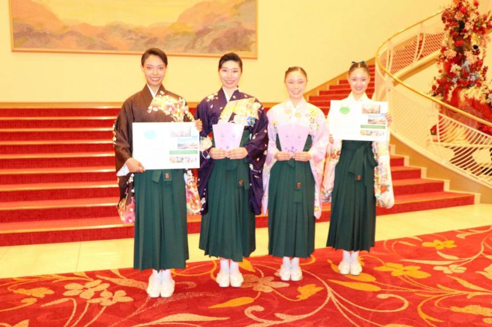 募金活動を行った宝塚音楽学校本科生の（左から）青木さらさん、西手凜佳さん、廣田栞さん、稲田花怜さん