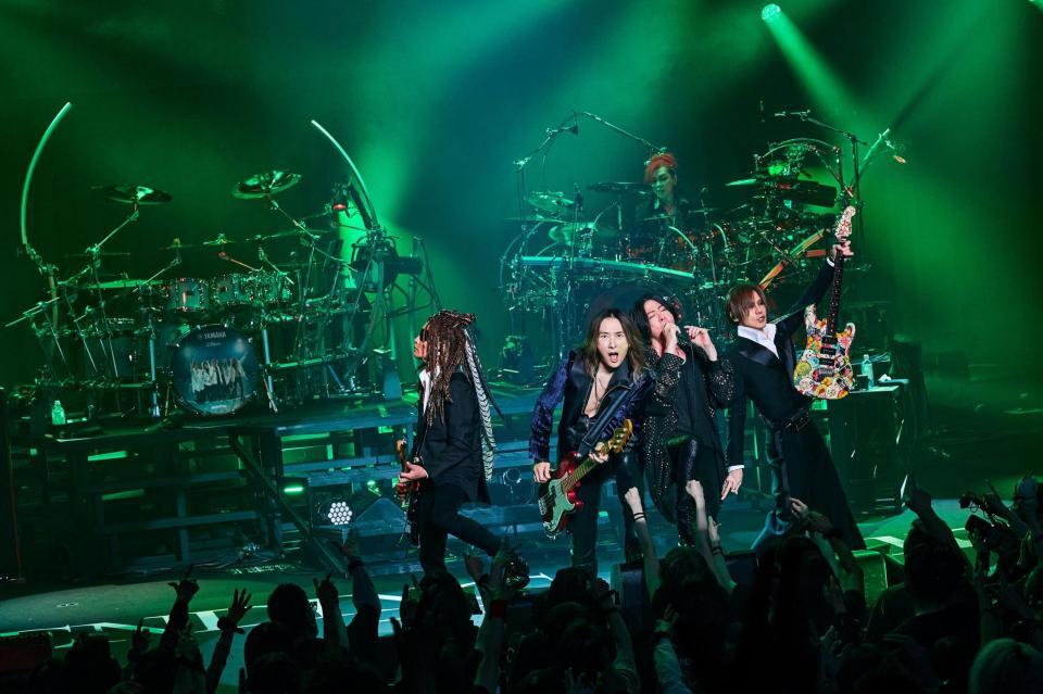 地元でがい旋ライブを開催した（左から）ＩＮＯＲＡＮ、Ｊ、ＲＹＵＩＣＨＩ、ＳＵＧＩＺＯ