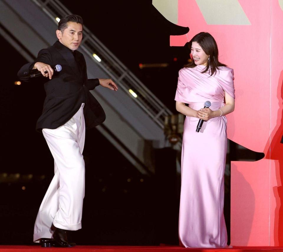 ターンを見せる本木雅弘（左）＝撮影・金田祐二