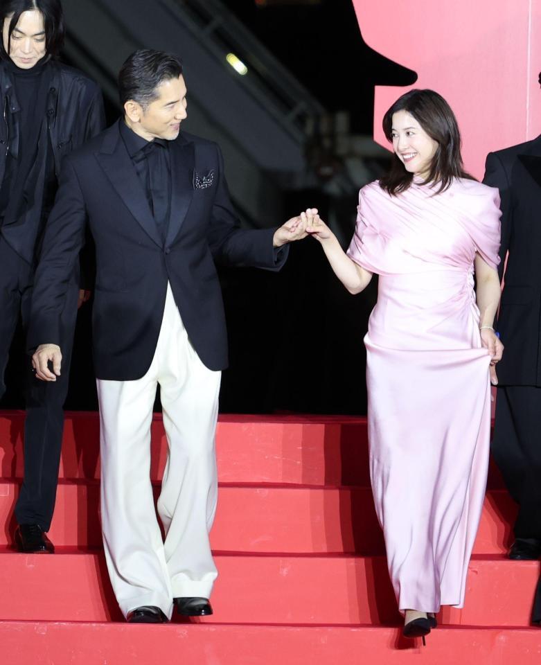 本木雅弘のエスコートに笑顔の吉高由里子（撮影・金田祐二）