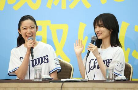 会見する山下美月（右）と藤野涼子（撮影・石井剣太郎）