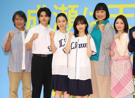 ポーズをとる（左から）天宮良、ＩＳＳＥＩ、藤野涼子、山下美月、山崎静代、田畑智子、Ｇ２氏（撮影・石井剣太郎）