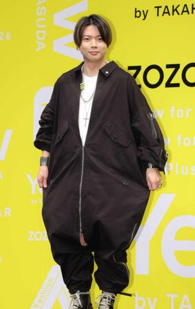 自らプロデュースした服を着て笑顔の増田貴久（撮影・吉澤敬太）