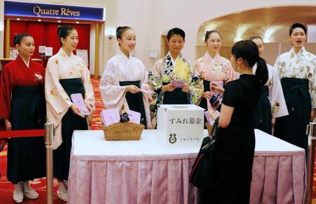 募金を呼びかける宝塚音楽学校の生徒ら