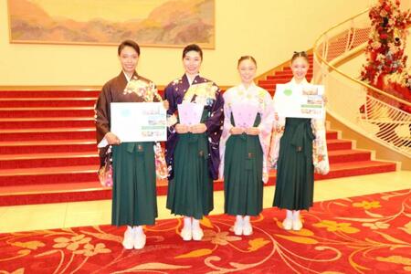 募金活動を行った宝塚音楽学校本科生の（左から）青木さらさん、西手凜佳さん、廣田栞さん、稲田花怜さん
