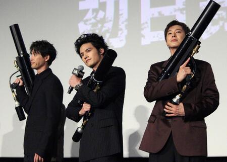 お祝いのバズーカを構える（左から）福士蒼汰、水上恒司、ユンホ