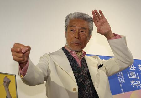 ポーズをきめる倉田保昭（撮影・金田祐二）