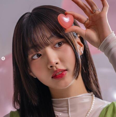 韓国芸能プロダクション・Ｓｔａｒｈａｕｓエンターテインメントの公式インスタグラム＠ｓｔａｒｈａｕｓ．ｏｆｆｉｃｉａｌより　ジヒョのすぐ下の妹はイ・ハウムとしてモデル・女優活動を行っている