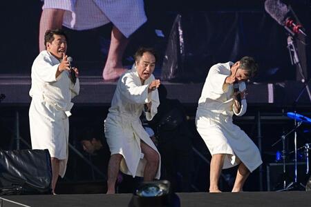 「ヤー！」と声をそろえる（左から）寺門ジモン、江頭２：５０、肥後克広